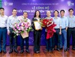 Bà Phùng Thị Thu Hà nhận hoa chúc mừng.