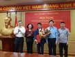 Lãnh đạo Ban Tổ chức Trung ương và Văn phòng Trung ương Đảng tặng hoa chúc mừng ông Phạm Trọng Cường.