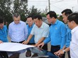 Bí thư Tỉnh ủy Phú Yên (thứ 2, từ bên trái qua) và lãnh đạo Tổng Liên đoàn Lao động Việt Nam trong chuyến khảo sát địa điểm dự kiến xây dựng khu thiết chế công đoàn tại Phú Yên. Ảnh Thanh Thúy.
