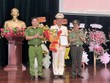 Lãnh đạo Công an TP.HCM trao quyết định bổ nhiệm của Bộ trưởng Bộ Công an cho Thượng tá Nguyễn Đình Dương. (Ảnh:Công an TP.HCM)