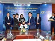 Bà Tào Thị Thanh Hoa – Phó TGĐ VNI và ông Kim Dong Lyun – Giám đốc KNP Pro cùng ký & trao Thỏa thuận hợp tác Kl992 VIP Trang Chủ 2026.