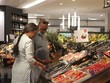 Người tiêu dùng mua sắm tại một siêu thị ở Frankfurt, Đức. (Ảnh: THX/TTXVN)