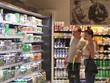 Người dân mua sắm tại siêu thị ở Frankfurt, Đức. (Ảnh: THX/TTXVN)
