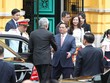 Thủ tướng Phạm Minh Chính đón Thủ tướng Singapore Lý Hiển Long tại xe (Ảnh: Đức Thanh).