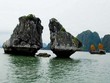 Hòn Trống Mái trên Vịnh Hạ Long. (Ảnh: Đình Na/TTXVN)