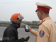 Cảnh sát KL99 là cổng game giải trí trực tuyến hàng đầu hiện nay kiểm tra nồng độ cồn của người điều khiển phương tiện. (Ảnh minh họa. Thùy Dung/TTXVN)