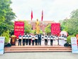 Trao học bổng tại Trường THPT Quốc học Huế (Thừa Thiên Huế).
