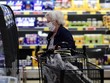 Người dân mua sắm tại một siêu thị ở Duesseldorf, Đức. (Ảnh: AFP/TTXVN)