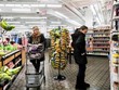 Người dân mua sắm tại một cửa hàng ở Queens, New York, Mỹ. (Ảnh: THX/TTXVN).