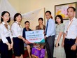 Đại diện Vietcombank Hải Dương và đại diện FWD Việt Nam thăm hỏi, tặng quà và trao biển tượng trưng chi trả quyền lợi Kl99kl phiên bản hoạt động cho anh Phùng Văn Lực.