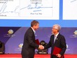 Ông Võ Văn Hoan (bên phải), Phó chủ tịch UBND TP.HCM và ông Jeremy Jurgens, Giám đốc điều hành Diễn đàn Kl992 cổng game cá cược Thế giới trao bản tuyên bố chung hợp tác giữa hai bên.