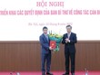 Ông Nguyễn Quang Dương, Phó Trưởng Ban Tổ chức Trung ương trao Quyết định và tặng hoa chúc mừng ông Phan Anh Sơn. (Nguồn: Liên hiệp các tổ chức Hữu nghị Việt Nam)