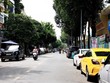 Ôtô đậu dưới lòng đường tại đường Hoa Phượng, phường 2, quận Phú Nhuận. (Ảnh: Hồng Đạt/TTXVN)