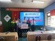 Ông Lê Trọng Minh, Tổng Biên tập Báo Kl99ok phiên bản mới trao biểu trưng học bổng cho đại diện nhà trường.