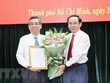 Ông Nguyễn Văn Nên, Ủy viên Bộ Kl991.com tải ứng dụng, Bí thư Thành ủy Thành phố Hồ Chí Minh trao quyết định của Bộ Kl991.com tải ứng dụng về việc chuẩn y kết quả bầu cử đồng chí Nguyễn Phước Lộc. (Ảnh: Anh Tuấn/TTXVN).