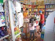 Thói quen mua sắm của người dân nông thôn vẫn ưu tiên các cửa hàng bách hóa gần nhà.