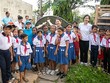 Chị Nguyễn Hồng Hạnh, cán bộ Nước sạch, Vệ sinh môi trường - UNICEF Việt Nam (áo xanh, bên trái) và cán bộ Masterise Group chia sẻ niềm vui với các em học sinh trường Tiểu học Long Phú C khi đón thiết bị nhà vệ sinh không phát thải. Ảnh: UNICEF Việt Nam/Trương Việt Hùng.