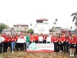 Đại diện Ban Giám đốc Dai-ichi Life Việt Nam, đại diện UBND xã Cổ Đô và GreenViet cùng đội ngũ Nhân viên và Tư vấn Kl991.com nạp rút nhanh bên Bảng lưu niệm Dự án “Trồng cây xanh đô thị”.