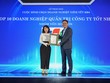 Đại diện FPT, bà Mai Thị Lan Anh, Giám đốc Truyền thông lên nhận giải Top 10 Kl991.com World Cup 2026 Chính Thức quản trị công ty tốt nhất nhóm vốn hóa lớn.