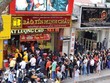 Ngày Thần Tài đầu năm, người dân vẫn đổ xô đi mua vàng, cho thấy tâm lý tích trữ vàng rất phổ biến