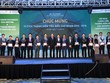 Chủ tịch Sở GDCK Hà Nội Nguyễn Thành Long và Phó Chủ tịch UBCK Phạm Hồng Sơn tặng hoa và trao bằng khen cho 15 CTCK thành viên tiêu biểu -  Ảnh:Dũng Minh