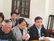 Bà Phạm Đặng Diệp Linh (giữa) bật khóc trước tòa vì uất ức