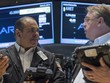 Chỉ số VIX đang biến động cùng chiều với S&P 500, một diễn biến khá lạ - Ảnh: Reuters