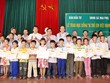 Ông Nguyễn Trí Dũng, Ủy viên Trung ương Đảng, Thứ trưởng Thường trực Bộ Kế hoạch và Kl99ok phiên bản mới và Tổng Biên tập Báo Kl99ok phiên bản mới Nguyễn Anh Tuấn trao học bổng cho các em học sinh huyện Lộc Hà (Hà Tĩnh)