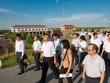 Chủ tịch ADB Takehiko Nakao (áo trắng, đeo kính hàng đầu) thăm Trạm bơm Mai Xá, một dự án có vốn tài trợ của ADB
