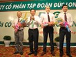 Ông Bùi Pháp, Chủ tịch HĐQT DLG tặng hoa cho 3 thành viên HĐQT mới 