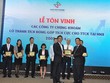 Các công ty 99Kl99 link đăng nhập tiêu biểu được HNX vinh danh (Trong ảnh: Ông Trần Văn Dũng, Chủ tịch HNX trao danh hiệu cho ông Nguyễn Lâm Dũng, Tổng giám đốc CTCK VPBS)