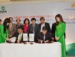 Ông Phạm Quang Dũng, Tổng giám đốc Vietcombank (bên trái) và ông Phạm Ngọc Minh, Tổng giám đốc Vietnam Airlines đại diện cho 2 bên ký kết hợp đồng tín dụng