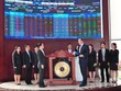 Thủ tướng David Cameron thực hiện nghi lễ gõ chiêng tại HOSE