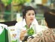 Cán bộ Vietcombank tư vấn cho khách hàng quan tâm đến sản phẩm Bảo An Gia của Vietcombank