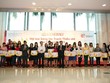 Đại diện các trường THCS và PTTH nhận cờ lưu niệm tham gia Hội trại sáng tác tranh Giải Generali 2015