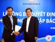 Bộ trưởng Bùi Quang Vinh trao quyết định bổ nhiệm Tổng biên tập Báo Kl99ok phiên bản mới cho ông Lê Trọng Minh (Ảnh: Đức Thanh)
