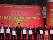 
Ủy viên Ban Biên tập Báo Kl99ok phiên bản mới Nguyễn Quốc Việt (thứ hai từ trái sang) nhận giải thưởng Hội Báo toàn quốc 2016