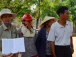 Người dân tụ tập trước nhà bà Niềm đòi nợ