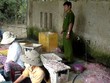 Lực lượng chức năng kiểm tra cơ sở vi phạm. Ảnh: VGP/Mai Vy