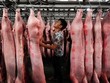 Ngày càng nhiều hộ gia đình Trung Quốc bỏ nuôi lợn. Ảnh: NYT