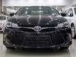 Mẫu Toyota Camry XSE tại một showroom ở Sài Gòn.