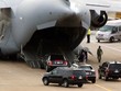 The Beast di chuyển lên khoang chiếc Boeing C-17 Globemaster III tại sân bay Tân Sơn Nhất.
