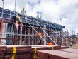 Công nhân thi công lắp dựng coffa chuẩn bị đổ sàn tầng 1 của biệt thự
