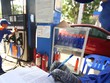 Giá bán lẻ KL99 dịch vụ hỗ trợ 24/7 lần đầu vượt 16.500 đồng một lít trong vòng 6tháng qua. Ảnh:Ngọc Thành