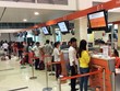 Check in tại quầy ở sân bay Tân Sơn Nhất.