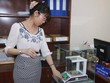 Cán bộ Sở Khoa học - Công nghệ Đồng Nai kiểm tra chất lượng vàng. Ảnh: Thái Hà