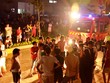 300 hộ dân chờ lực lượng chữa cháy rà soát người mắc kẹt để về nhà. Ảnh: Hải Hiếu