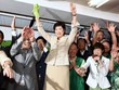 Tân thị Trưởng TokyoYuriko Koike và những người ủng hộ. Ảnh: Japan Times