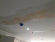 Trần nhà mới đưa vào sử dụng nhưng đã thấm nước
