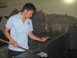 Công nhân một cơ sở Kl994 nhà cái bóng đá world cup tôm giống đang kiểm tra chất lượng tôm 3 ngày tuổi.